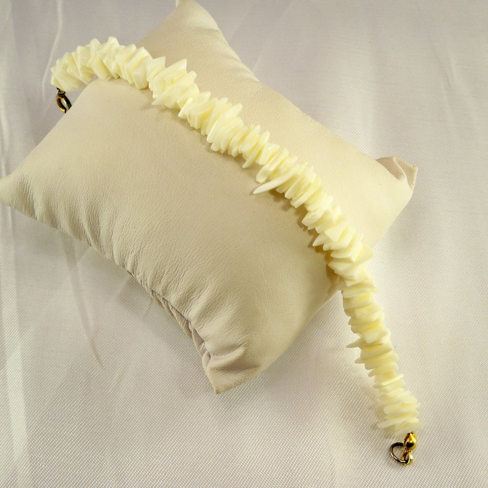 New Hawaiian Off White Flat Natural Stones Bracelet
